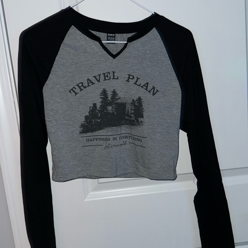 SHEIN EZwear Slogan Graphic Notched Neck Raglan Sleeve Summer Outfits Crop Tee